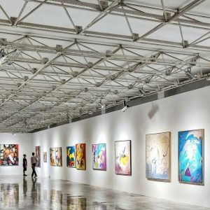Explore a contemporary art exhibition in an elegant Brazilian gallery with vivid paintings.